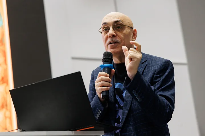 Анатолий Левенчук во время выступления
