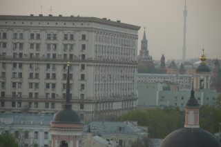Часы на Спасской башне, Lumix GF1, 14-140 (приведенных получилось 290мм) на длинном конце, 28 апреля 2012г.